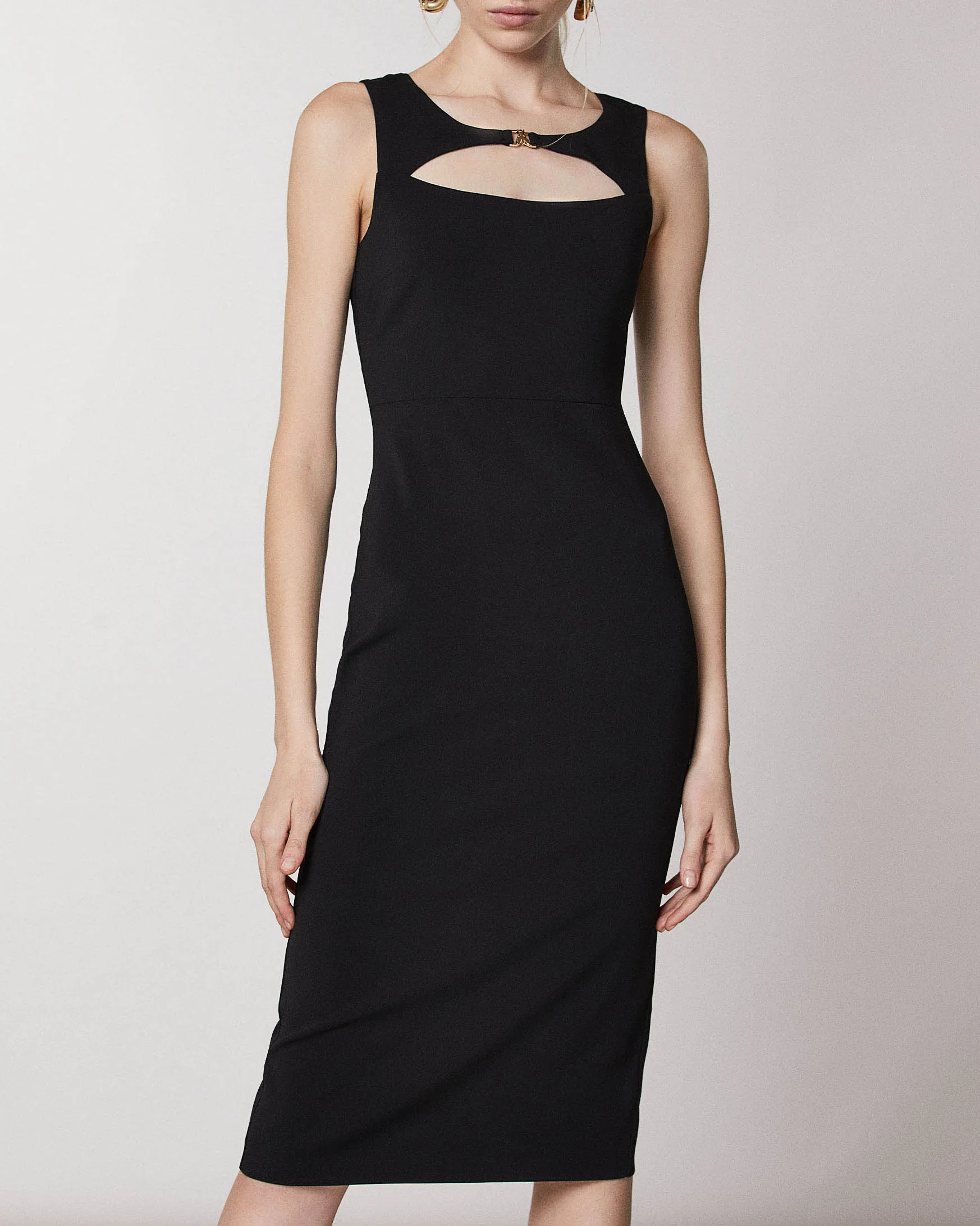 Abito midi nero smanicato in tessuto crêpe stretch con cut out sul petto con fibbia logo Fly dorata